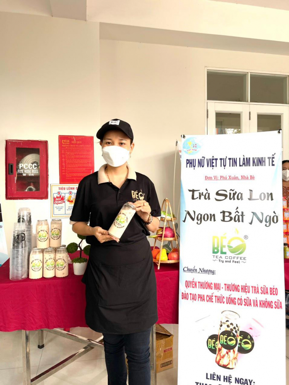 Phạm Thị Thùy Trang giới thiệu trà sữa đóng lon tại buổi lễ phát động chương trình Phụ nữ tự tin làm kinh tế giỏi