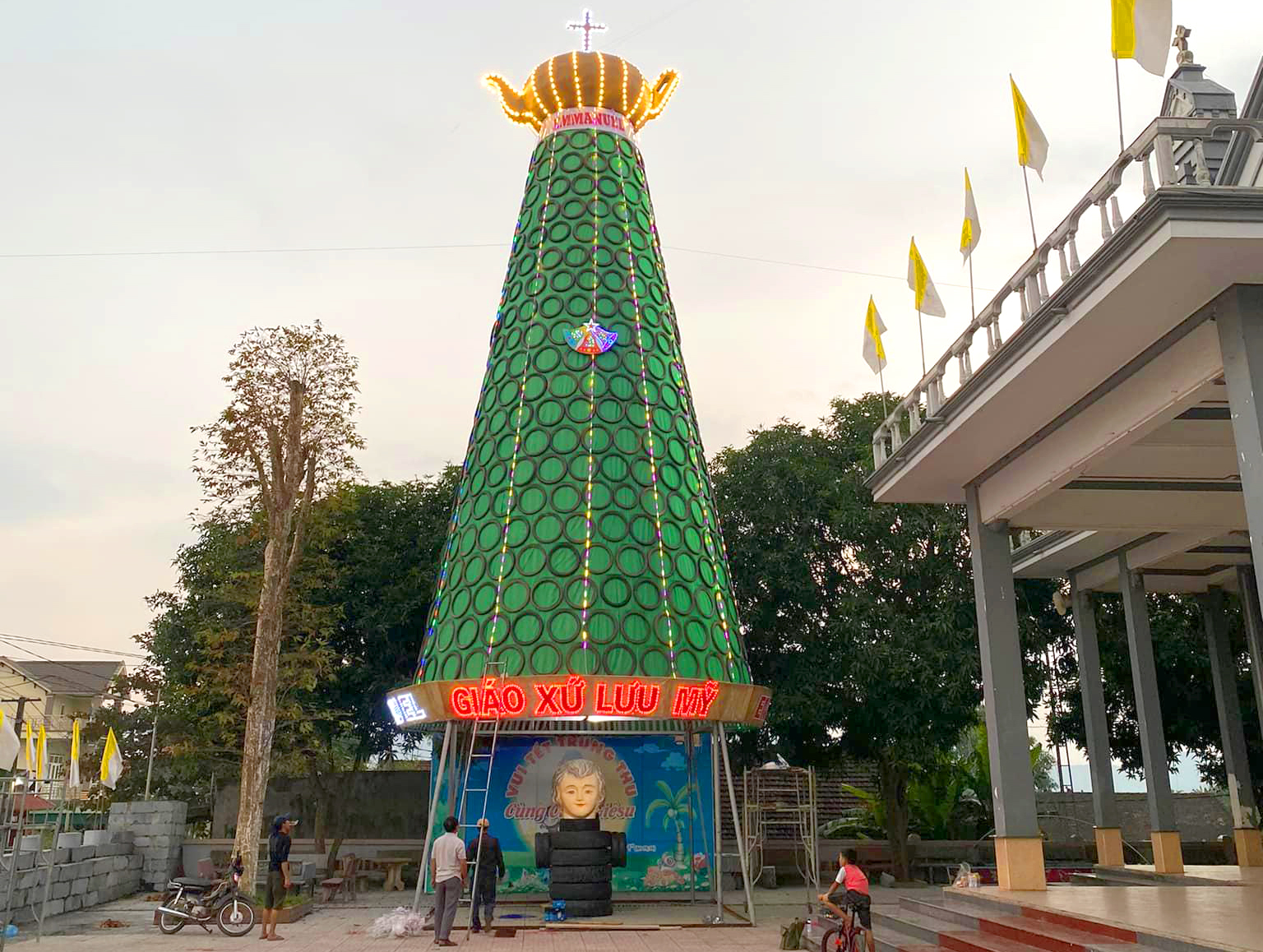 Sau nhiều ngày tỉ mỉ thiết kế, thi công, cây thông đặc biệt được làm từ lốp xe máy của người dân Giáo xứ Lưu Mỹ (xã Trù Sơn, huyện Đô Lương, Nghệ An) đã vào công đoạn hoàn thiện để chào đón Giáng sinh 2021.