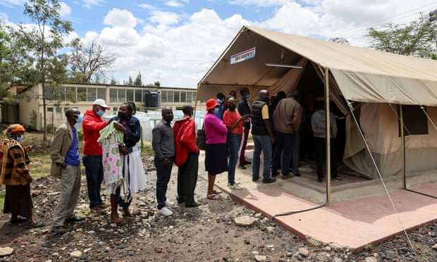 Mọi người xếp hàng để nhận vắc xin Covid ở Narok, Kenya. Ảnh: Baz Ratner / Reuters