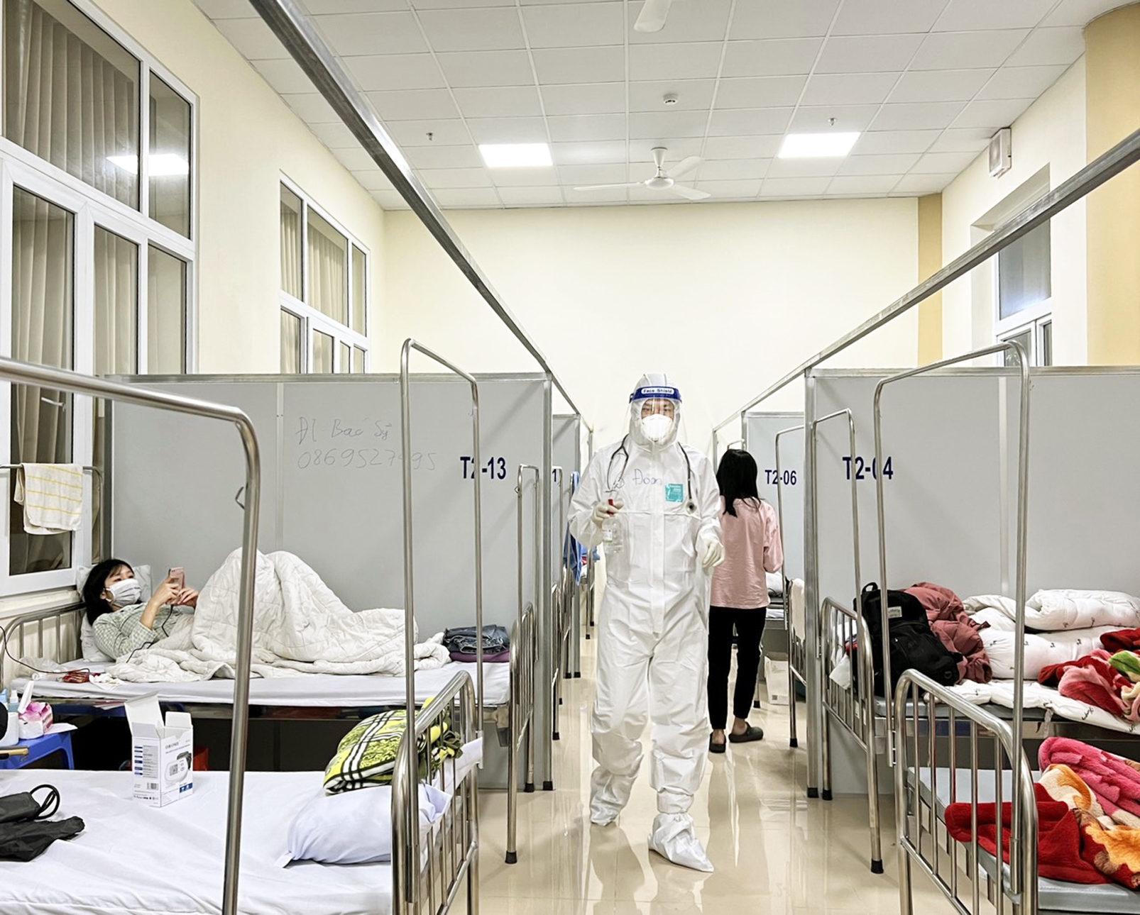 Điều trị F0 triệu chứng nhẹ tại Trạm y tế lưu động ở phường Khương Trung, Q.Thanh Xuân, Hà Nội - ẢNH: BẢO KHANG