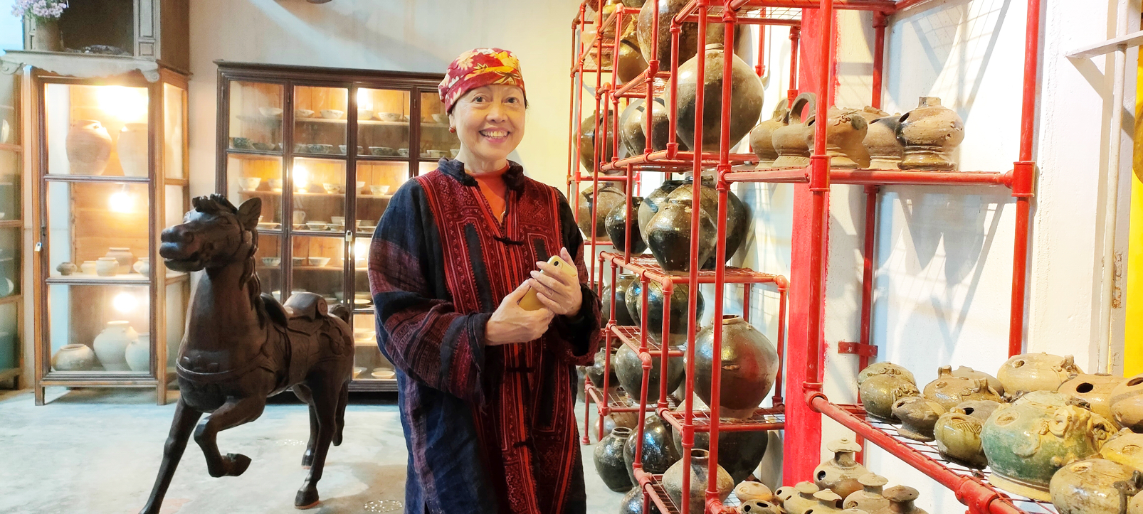 Giáo sư Thái Kim Lan ở không gian Bảo tàng sông Hương