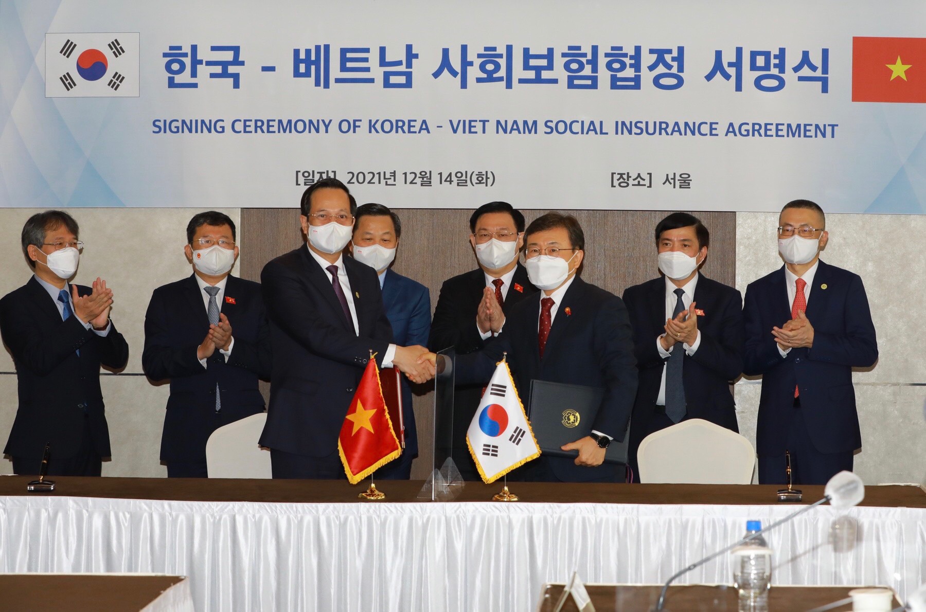 Bộ trưởng Bộ LĐTB&XH Việt Nam Đào Ngọc Dung và Bộ trưởng Bộ Y tế và Phúc lợi Xã hội Hàn Quốc Kwon Deok-cheol ký hiệp định song phương về BHXH giữa Việt Nam và Hàn Quốc - Ảnh: VGP