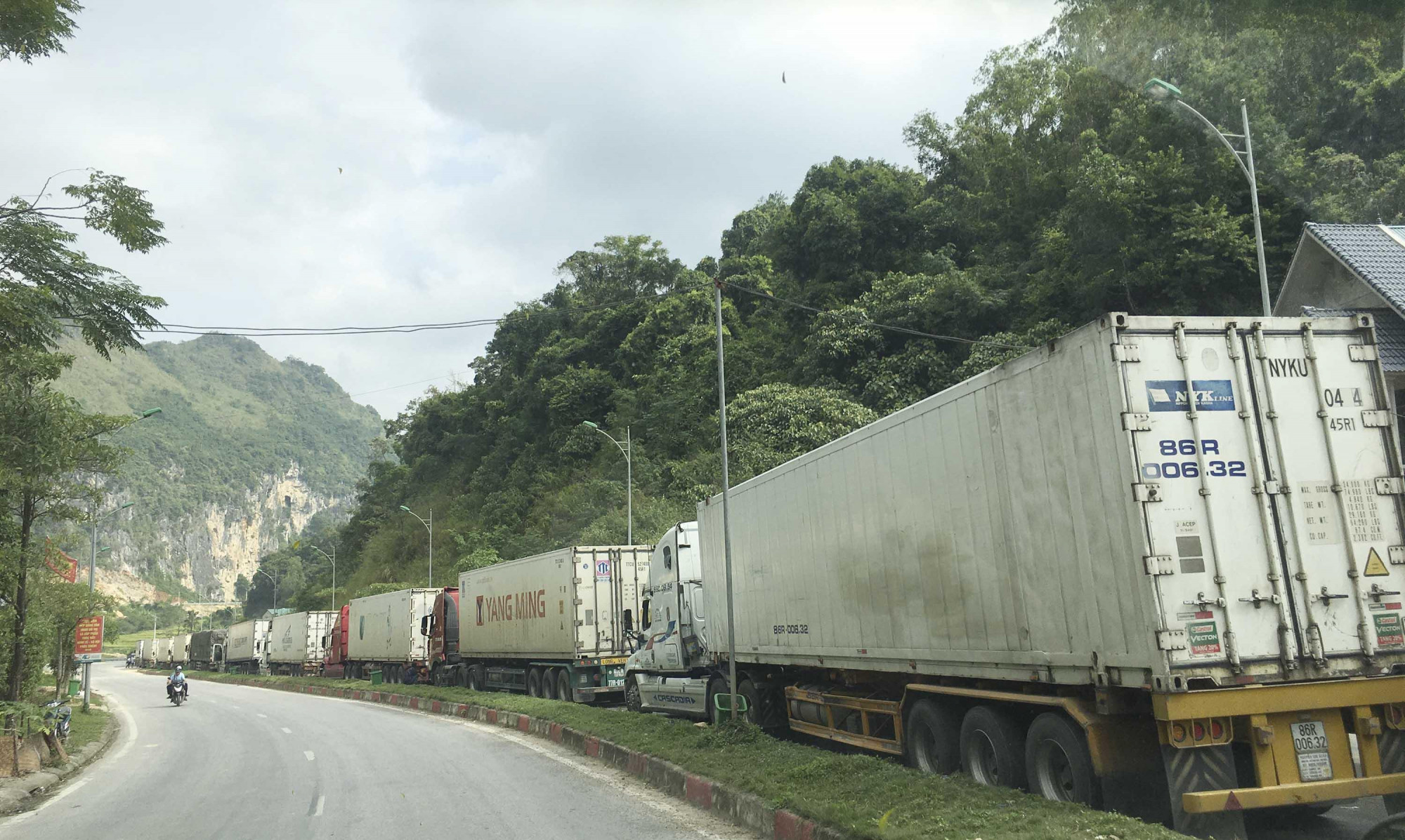 Hơn 4.000 chiếc xe chở nông sản ùn ứ tại cửa khẩu Lạng Sơn. Ảnh Bộ Công thương. 