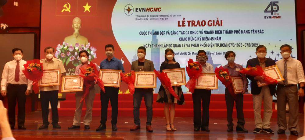 Ban tổ chức trao thưởng cho các tác giả đoạt giải ở nội dung  thi sáng tác ca khúc