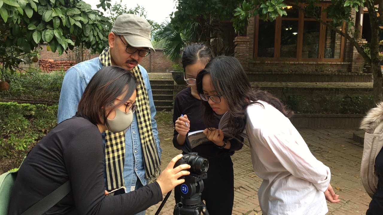 Đạo diễn Bùi Thạc Chuyên đang hướng dẫn dàn cảnh hiện trường và chỉ đạo diễn xuất-hai kỹ năng quan trọng trong nghiệp vụ đạo diễn- cho các học viên trong chương trình huấn luyện TPD Short Film Camp dành riêng cho cộng đồng học viên của Trung tâm TPD