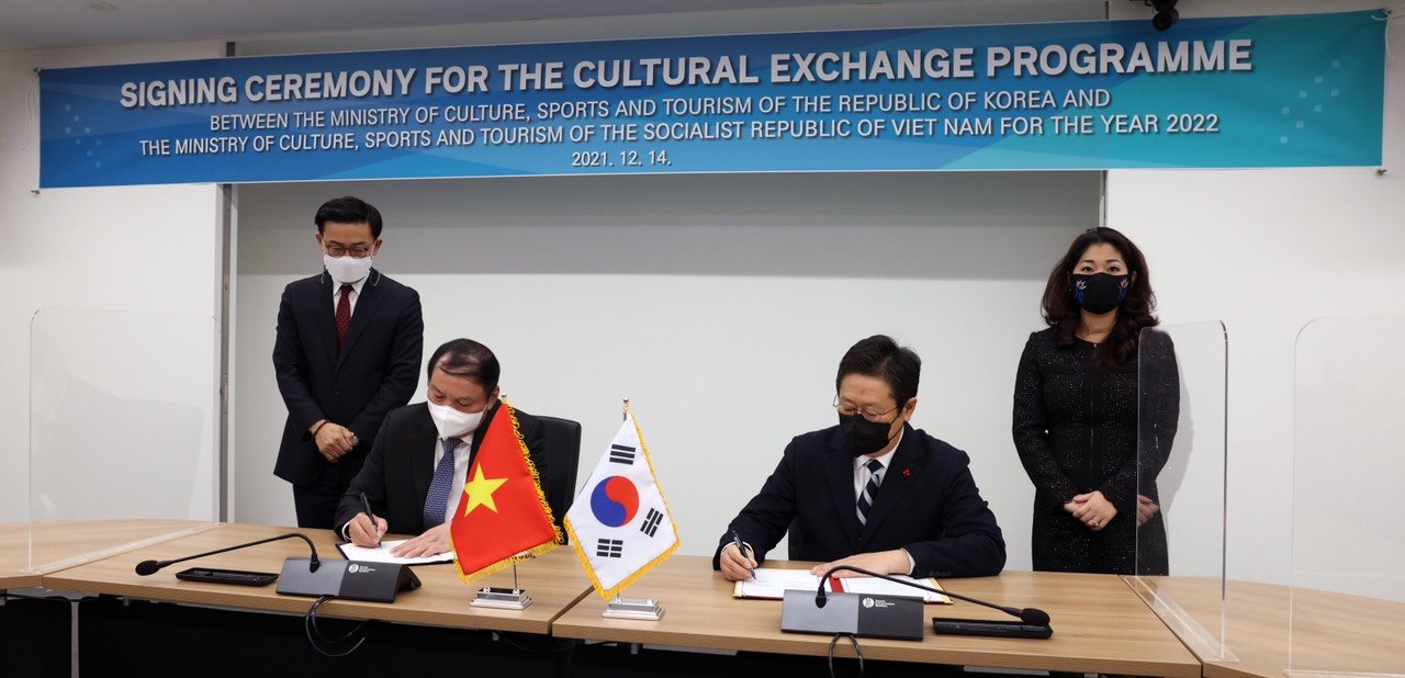 Lễ ký kết Chương trình Trao đổi văn hóa giữa 2 Bộ về các hoạt động kỷ niệm 30 năm thiết lập quan hệ ngoại giao Việt Nam - Hàn Quốc vào năm 2022. Ảnh: VGP