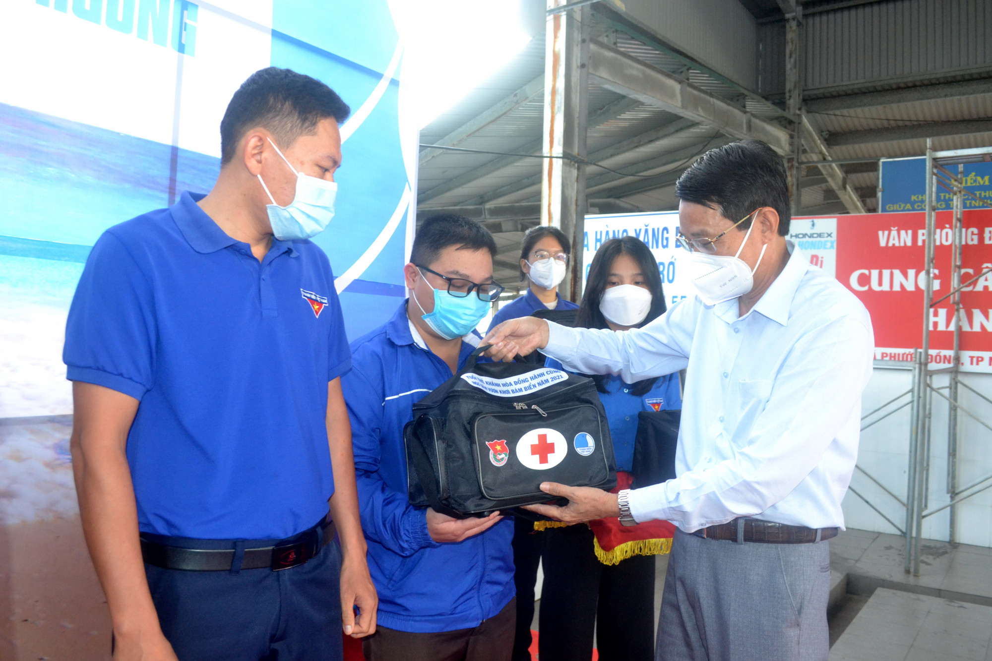 Ông Đinh Văn Thiệu – Phó Chủ tịch UBND tỉnh Khánh Hòa trao tặng túi y tế cho đại diện các đơn vị huyện, thị, thành đoàn để hỗ trợ ngư dân