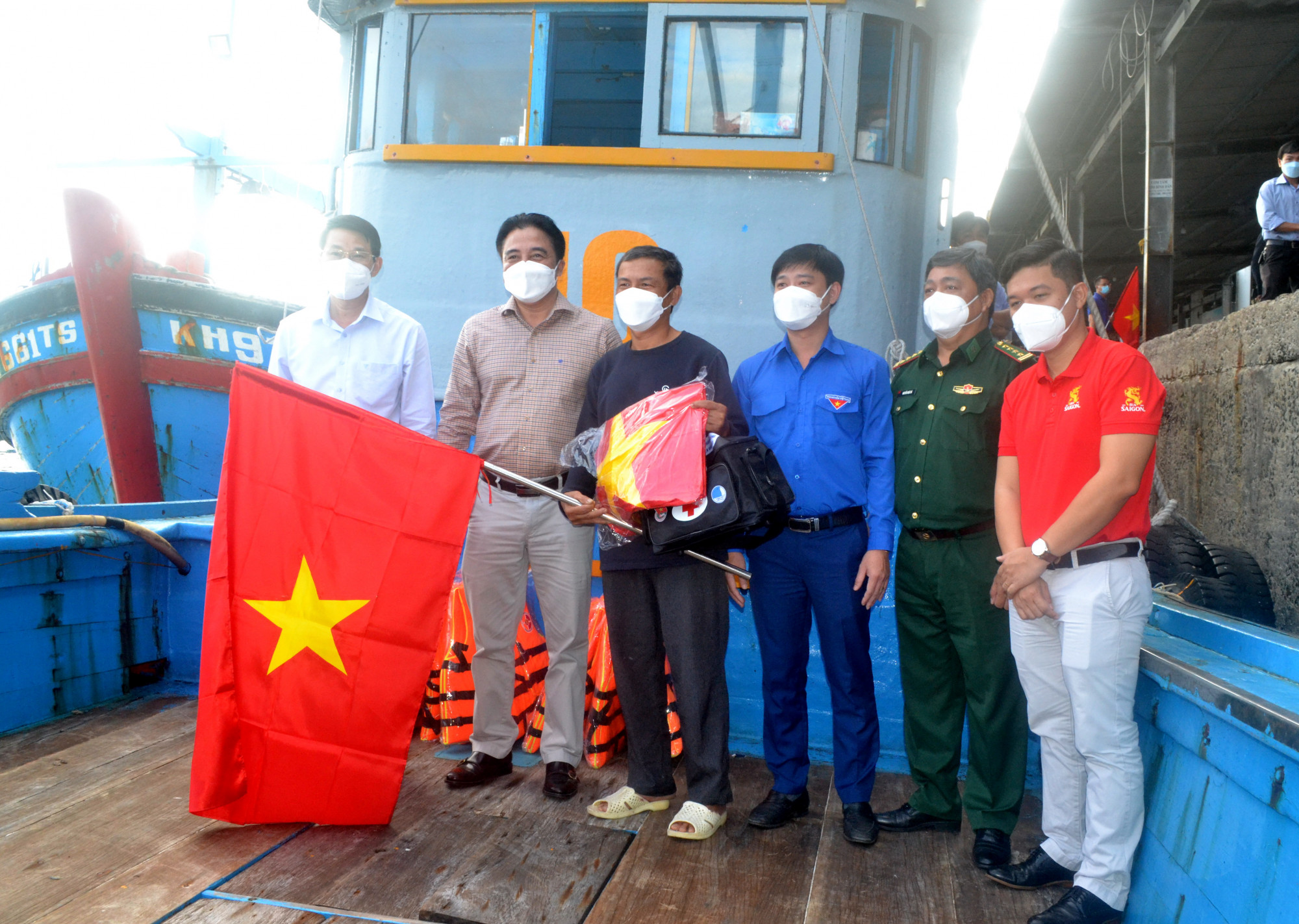 Lãnh đạo tỉnh Khánh Hòa và các đơn vị trao cờ, túi y tế cho ngư dân tại cảng cá Hòn Rớ