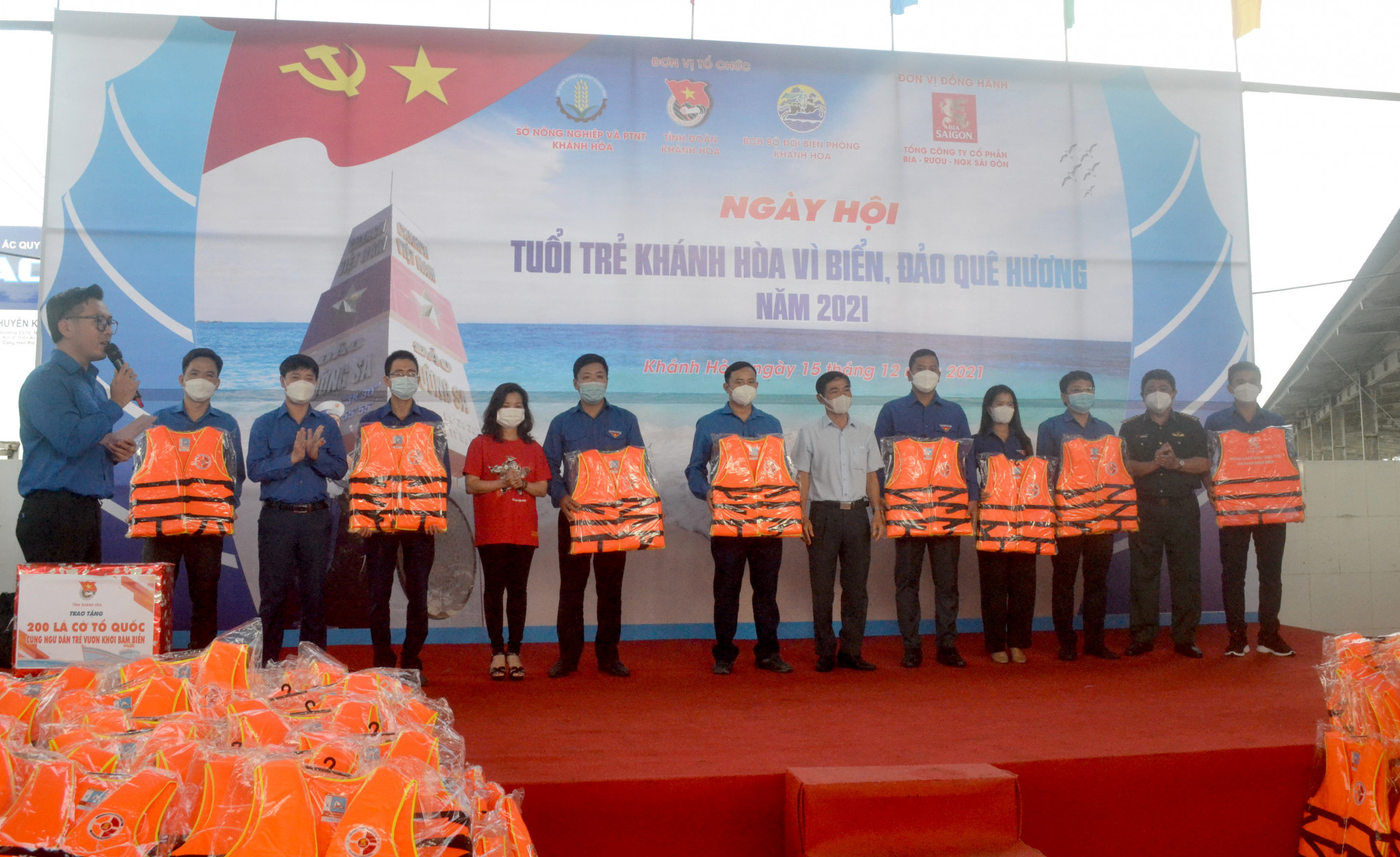 Ban tổ chức trao áo phao để hỗ trợ cho ngư dân vươn khơi bám biển tại ngày hội