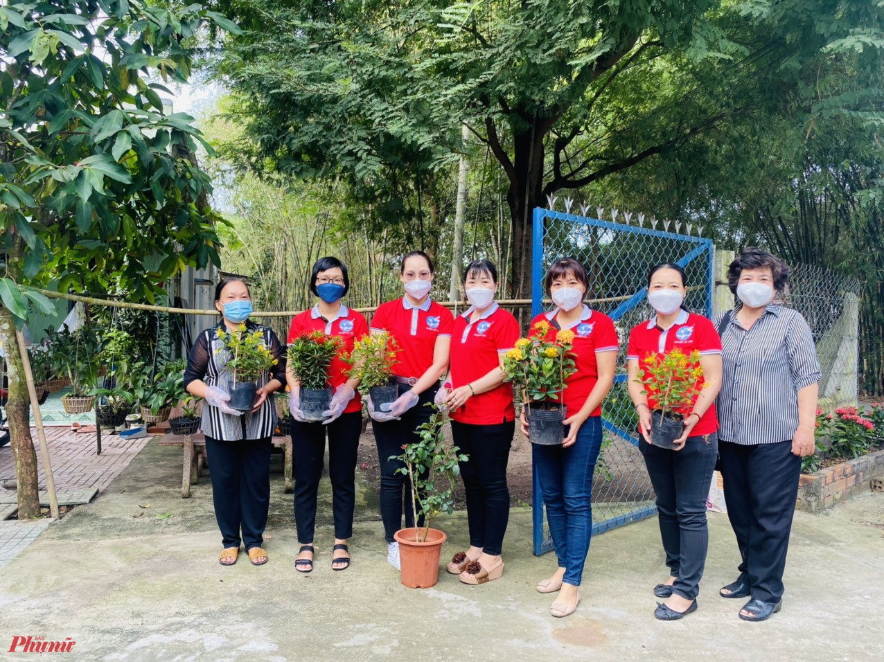 Cán bộ Hội tham gia thực hiện Công trình Vườn hoa nhà Mẹ 
