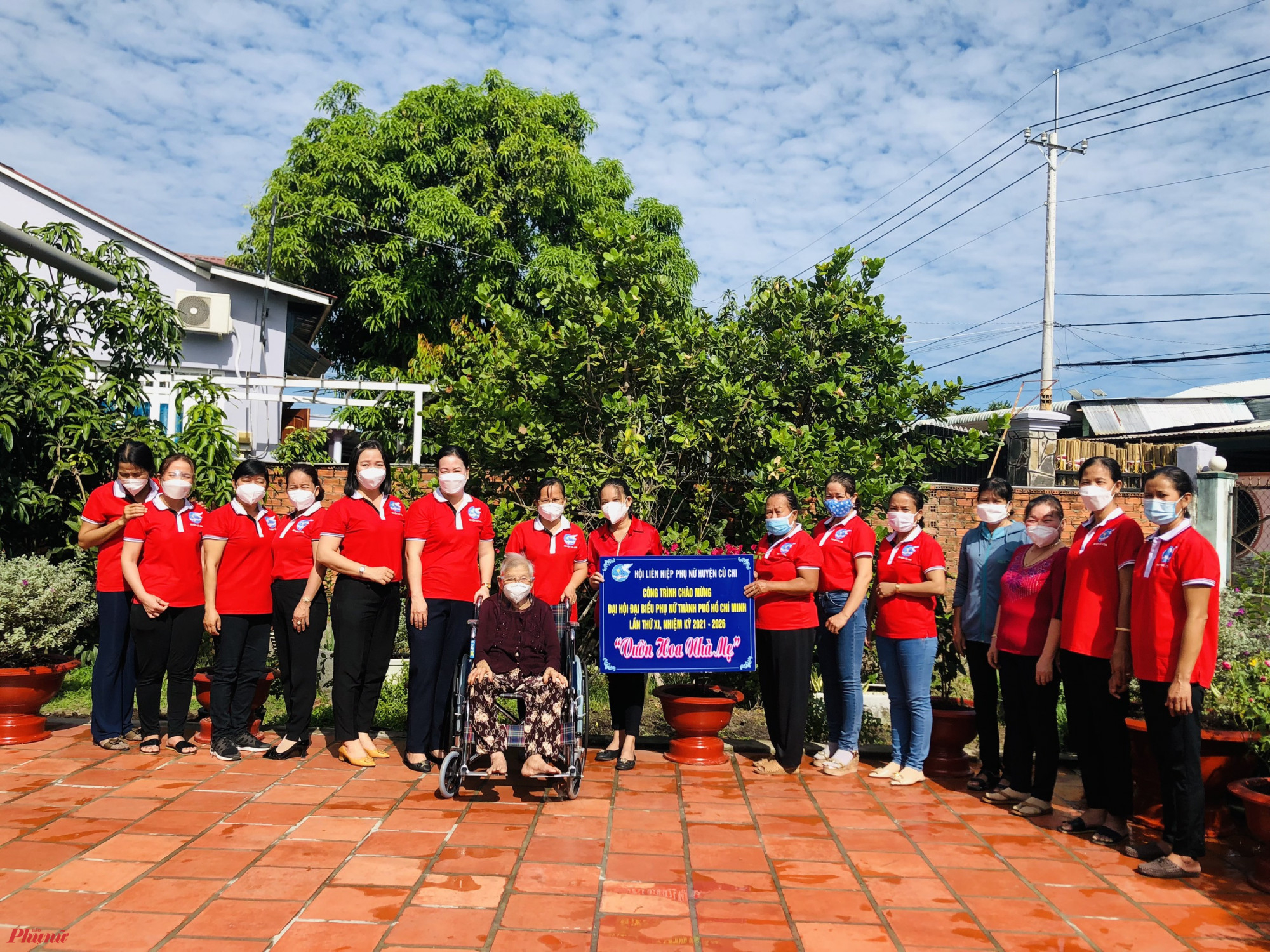 Cán bộ hội viên phụ nữ huyện Củ Chỉ tổ chức công trình Vườn hoa nhà Mẹ, chào mừng Đại hội đại biểu Phụ nự TPHCM 