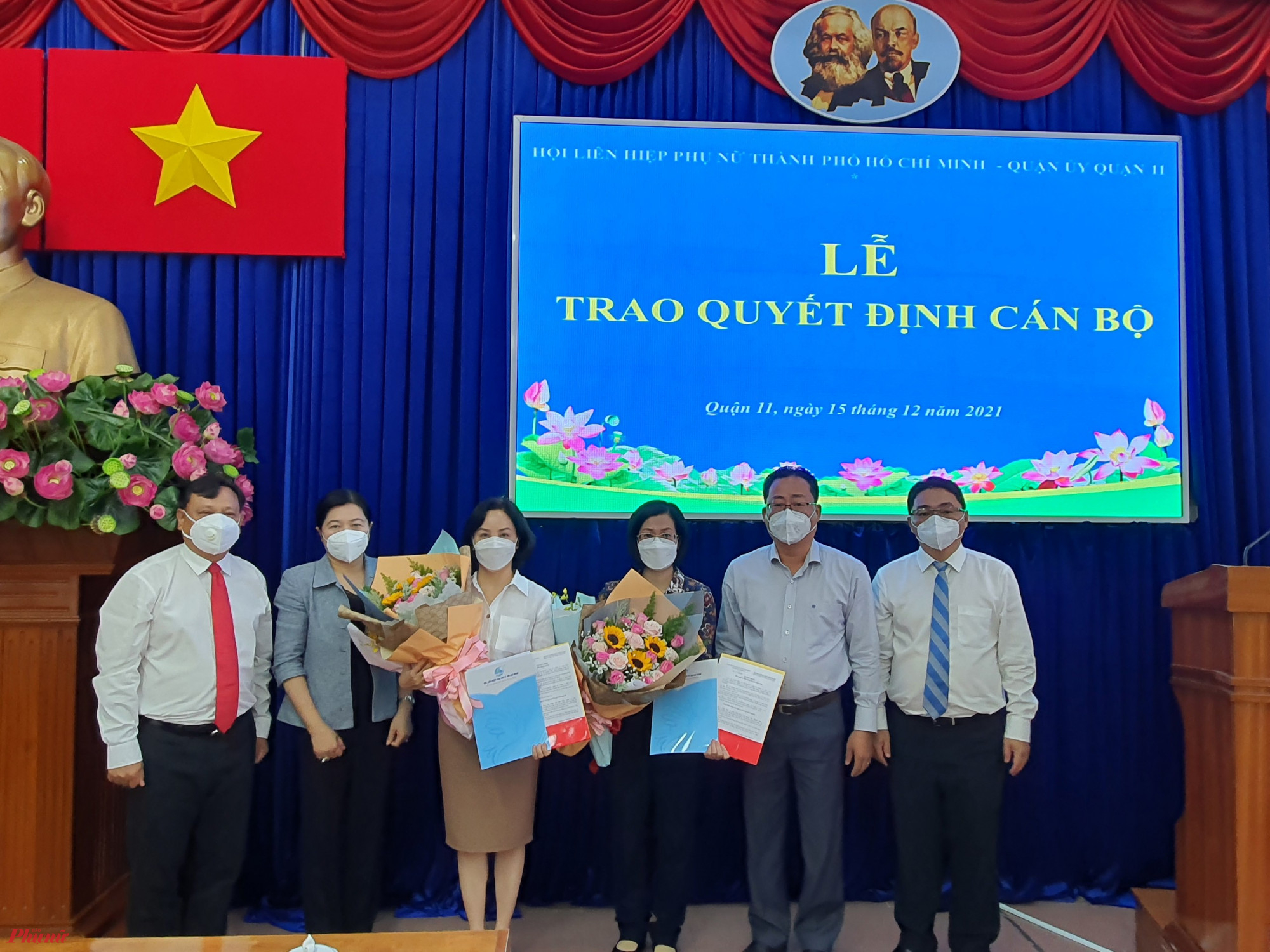 Trao quyết định nhận nhiệm vụ mới với chị Trần Thị Phi Yến và chị Đoàn Thị Thanh Thủy
