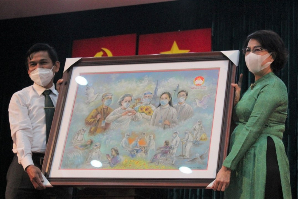 Góp phần tri ân các tình nguyện viên tôn giáo, họa sĩ Lê Sa Long đã gửi tặng bức tranh