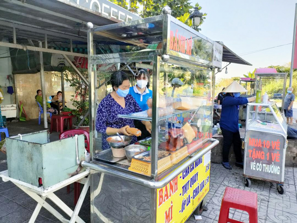 Xe bánh mì của bà Sang 