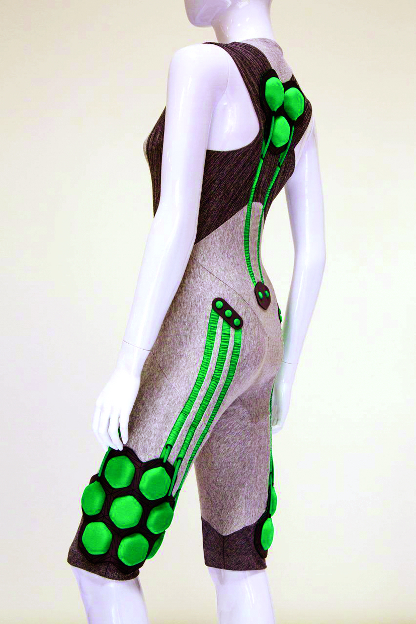 Bản giới thiệu trang phục có thể phân tích sức khỏe của người mặc do nhà thiết kế Pauline van Dongen sáng tạo 