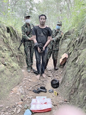 ối tượng Pich Phan Na bị bắt giữ. Ảnh: Hồng Ánh - Biên phòn