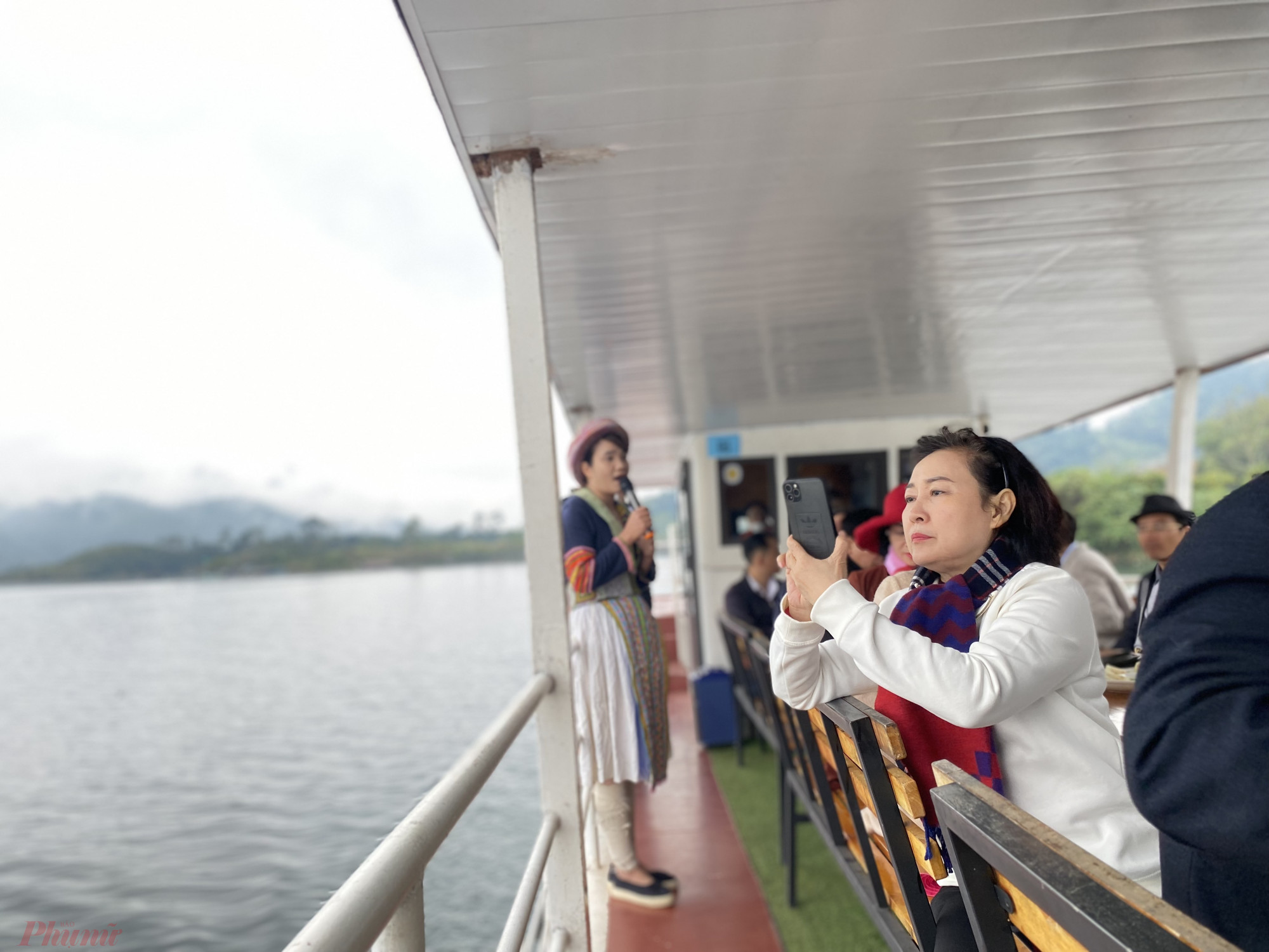 Với diện tích hơn 8.000 ha, hồ sinh thái Na Hang (Huyện Na Hang, tỉnh Tuyên Quang) Để tham quan hồ Na Hang, hiện tại du khách có thể lựa chọn đi thuyền tại bến 