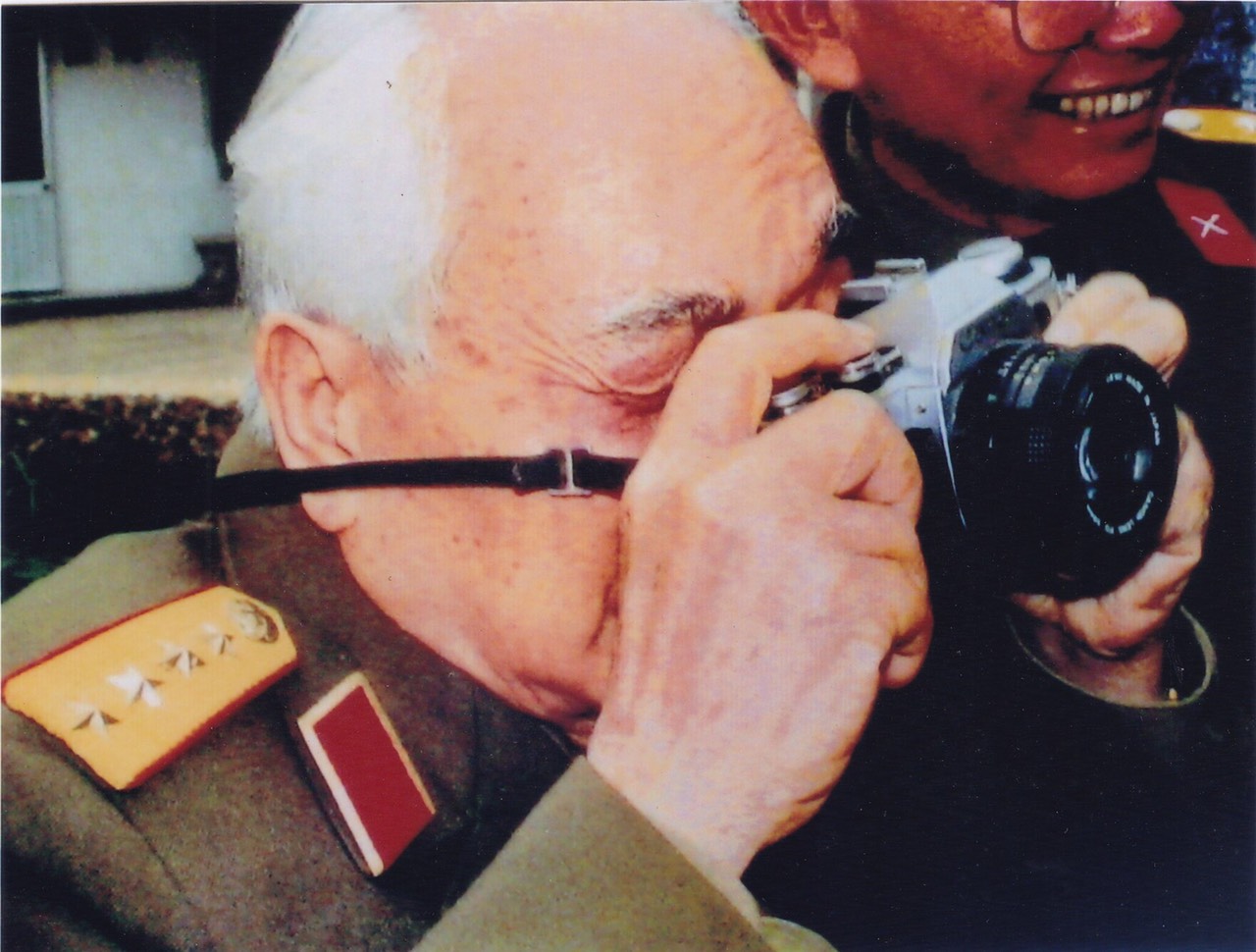 Đại tướng Võ Nguyên Giáp chụp ảnh ở Bảo tàng Lịch sử quân sự Việt Nam, tháng 12/1984.