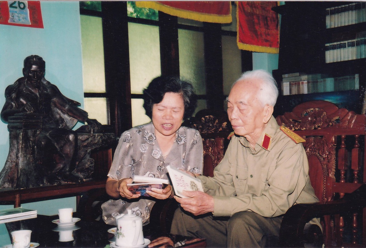 Đại tướng Võ Nguyên Giáp thân tình trò chuyện với bà Nguyễn Thị Mỹ Dung tại nhà riêng, 30 Hoàng Diệu, Hà Nội, năm 2005.