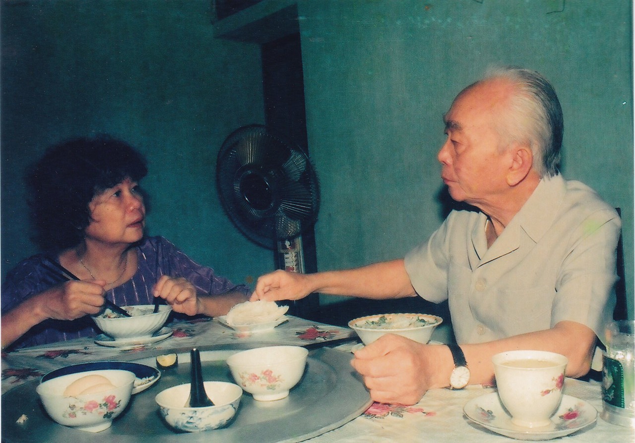 Bữa cơm gia đình của Đại tướng và phu nhân trong ngôi nhà 30 Hoàng Diệu, tháng 10/1994.