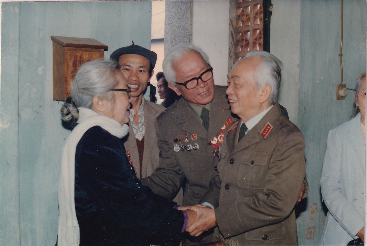 Đại tướng Võ Nguyên Giáp thăm Nhà giáo Phan Thị Xuân Trà nhân dịp bà được nhận Bằng Gia đình có công với cách mạng tại nhà riêng, năm 1992.