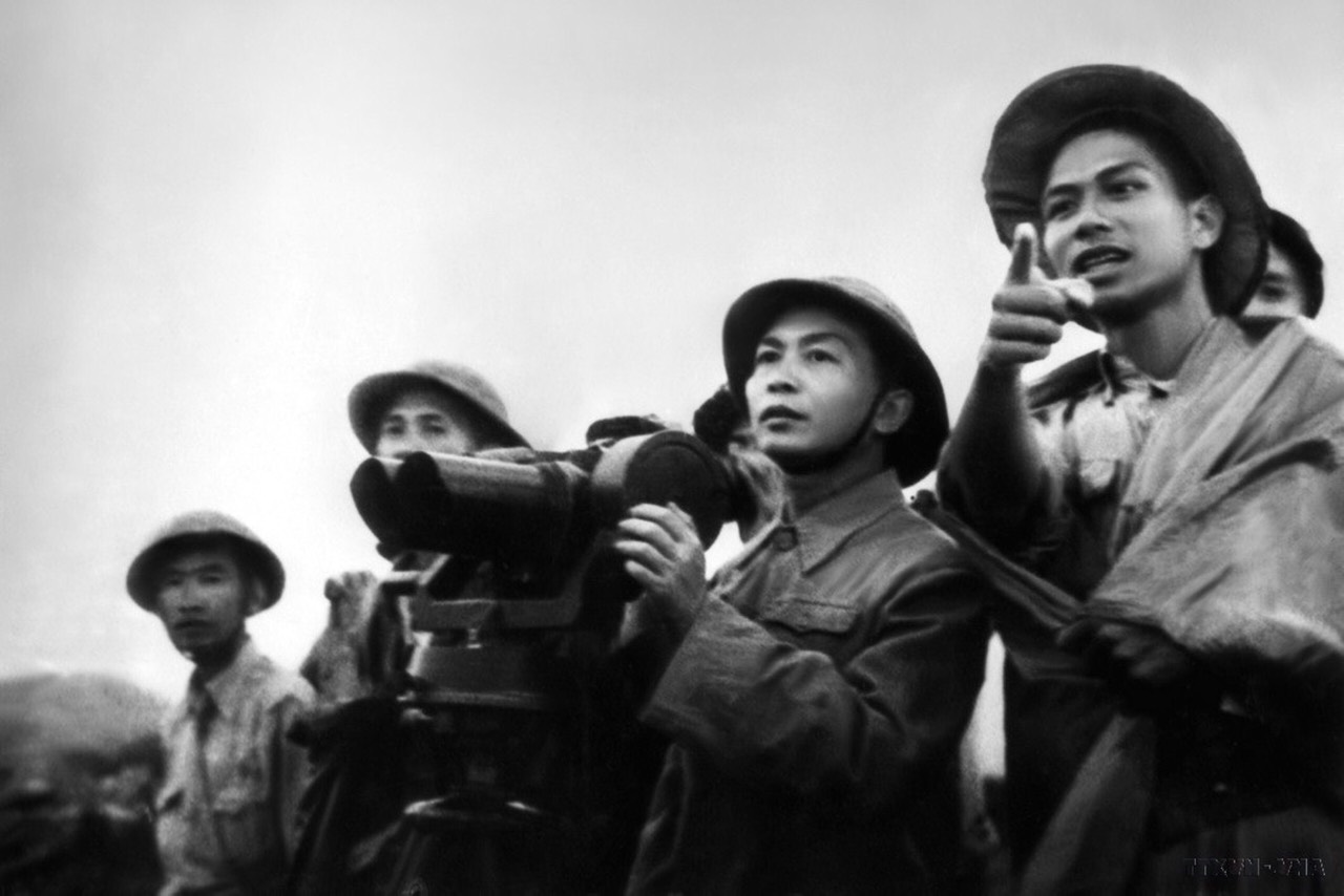 Đại tướng Võ Nguyên Giáp quan sát trận địa Điện Biên Phủ, năm 1954.