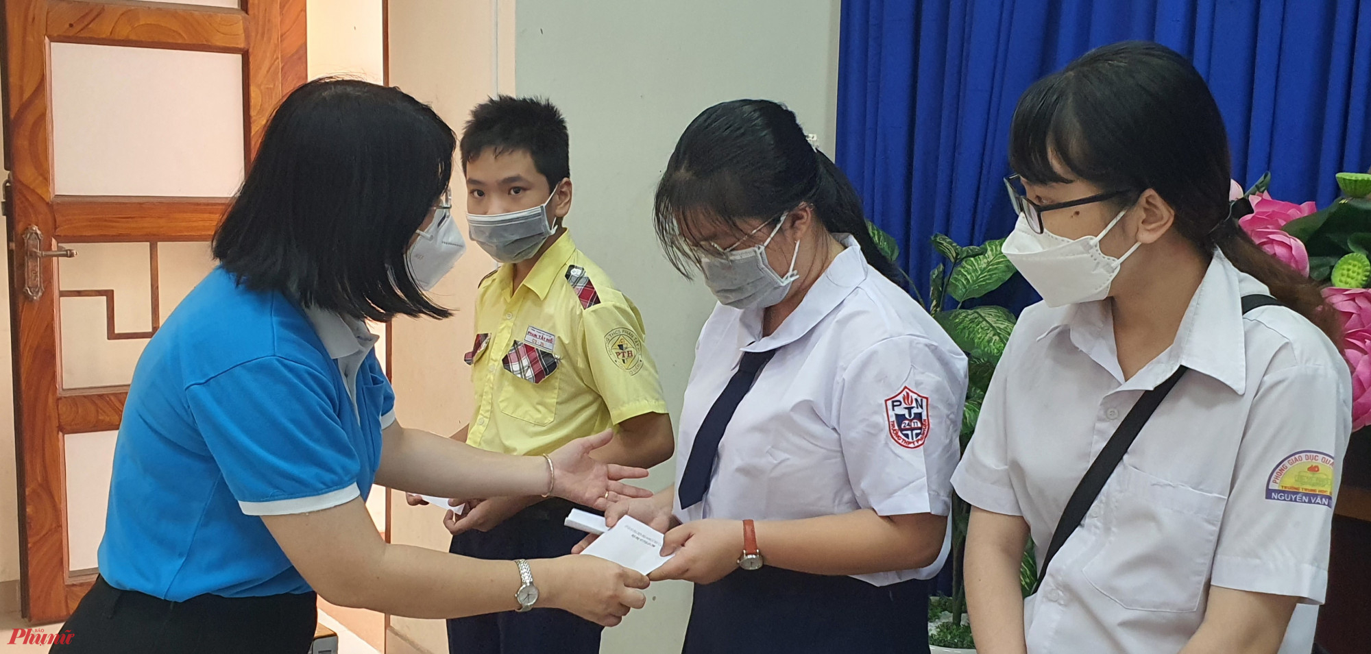 Bà Trần Thị Huyền Thanh - Phó Chủ tịch Hội LHPN THCM thay mặt chương trình tặng các phần quà đến các em 