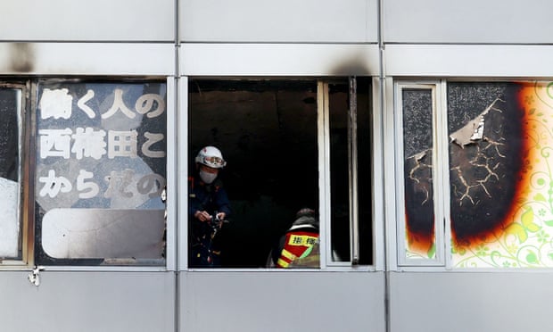 Lính cứu hỏa làm việc tại hiện trường, nơi có 27 người được cho là đã chết sau vụ cháy một tòa nhà ở Osaka, Nhật Bản. Ảnh: JIJI PRESS / AFP / Getty Images