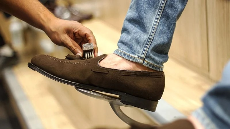 Bạn có thể làm sạch giày da lộn? Với một chất liệu mỏng manh như vậy, cần phải cẩn thận để đảm bảo bạn không làm hỏng đôi giày của mình trong quá trình này. Nếu giày của bạn là da lộn chính hãng, hãy nhớ chỉ làm sạch bằng tay và tránh cho vào máy giặt hoặc máy sấy. Ngoài ra, hãy kiểm tra bất kỳ thẻ hoặc hướng dẫn làm sạch nào cho giày của bạn trước khi làm sạch chúng.