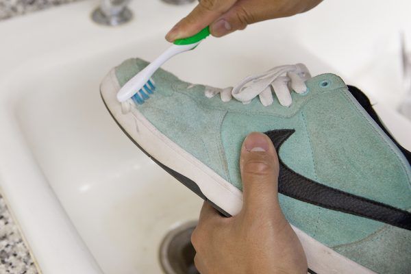 Cách làm sạch giày da lộn mà không cần chất tẩy rửa da lộn Nếu bạn không có bất kỳ chất tẩy rửa da lộn nào, bạn có thể thử làm sạch giày của mình chỉ bằng bàn chải và tẩy da lộn. Tuy nhiên, bạn có thể thấy rằng những vết bẩn cứng đầu cần thêm một chút trợ giúp. Trong những trường hợp đó, hãy thử dùng một ít nước xà phòng hoặc, nếu đó là vết thức ăn hoặc muối, hãy dùng giấm trắng để làm sạch toàn bộ đôi giày của bạn.