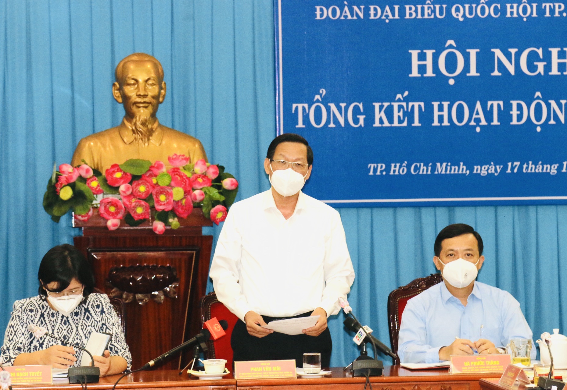 Chủ tịch UBND TPHCM Phan Văn Mãi - Trưởng đoàn Đại biểu Quốc hội TPHCM chủ trì hội nghị chiều 17/12
