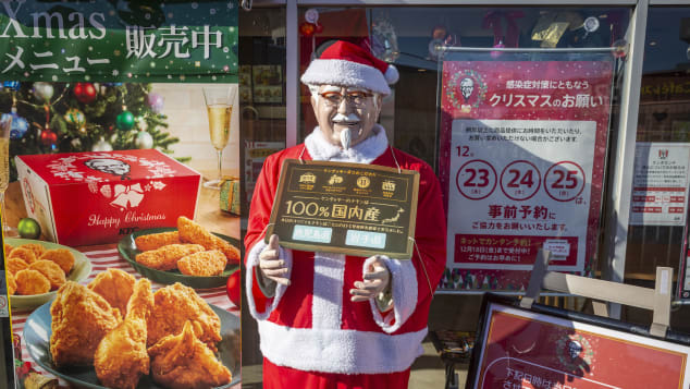 Người dân Nhật Bản thường đãi nhau món gà rán KFC vào dịp Giáng sinh - Ảnh: Yuichi Yamazaki/Getty Images