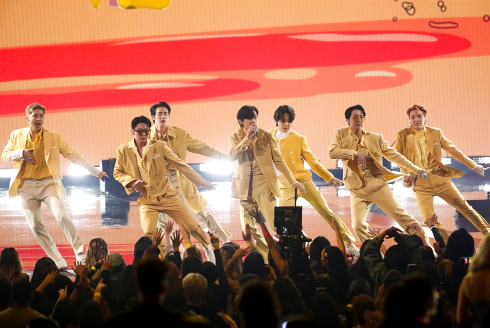 BTS biểu diễn tại lễ trao giải American Music Awards, ngày 21/11.
