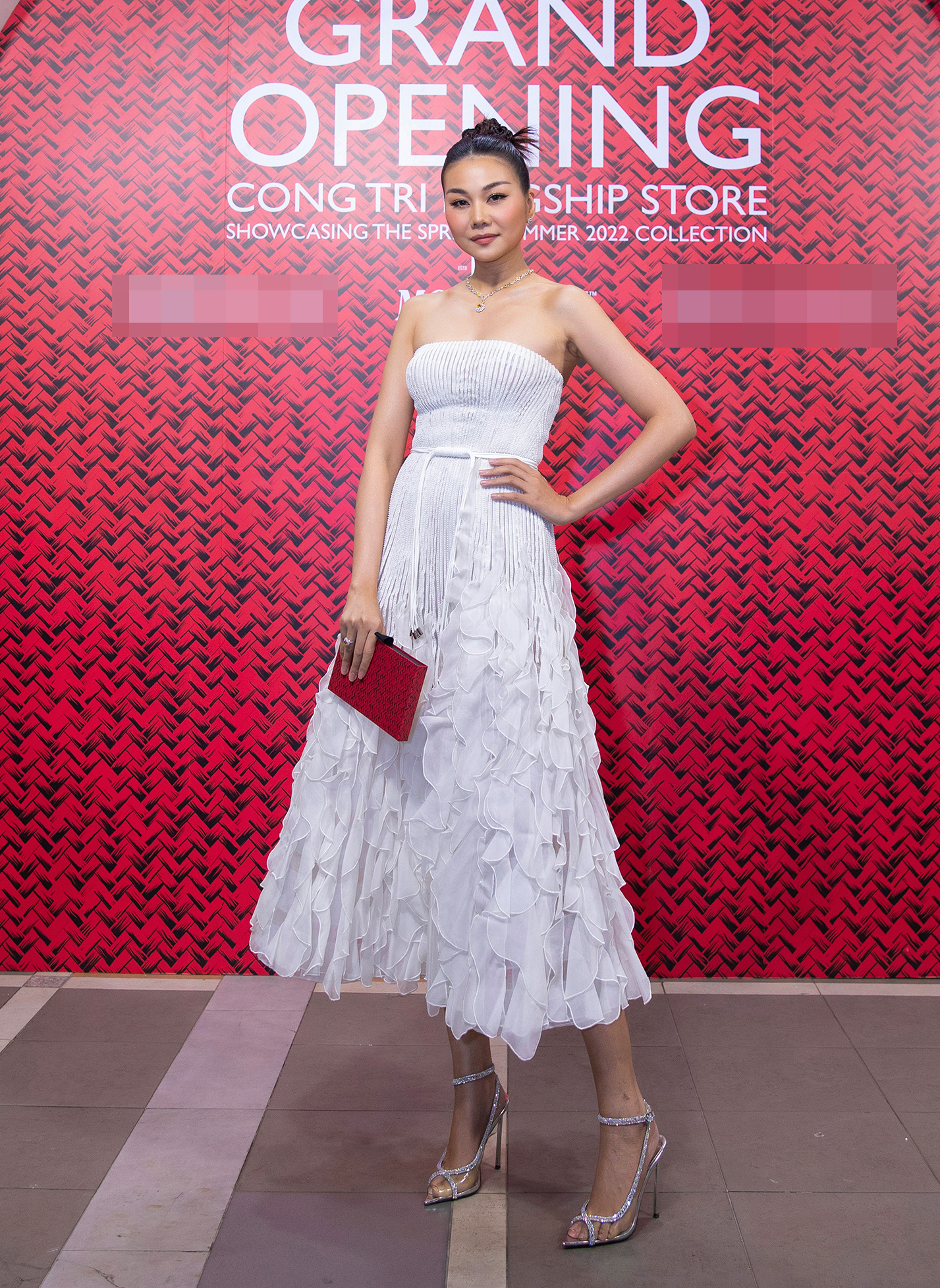 Hoa hậu Thanh Hằng nhỏ hơn Hà Kiều Anh 7 tuổi, thuộc thế hệ 8X đời đầu. 