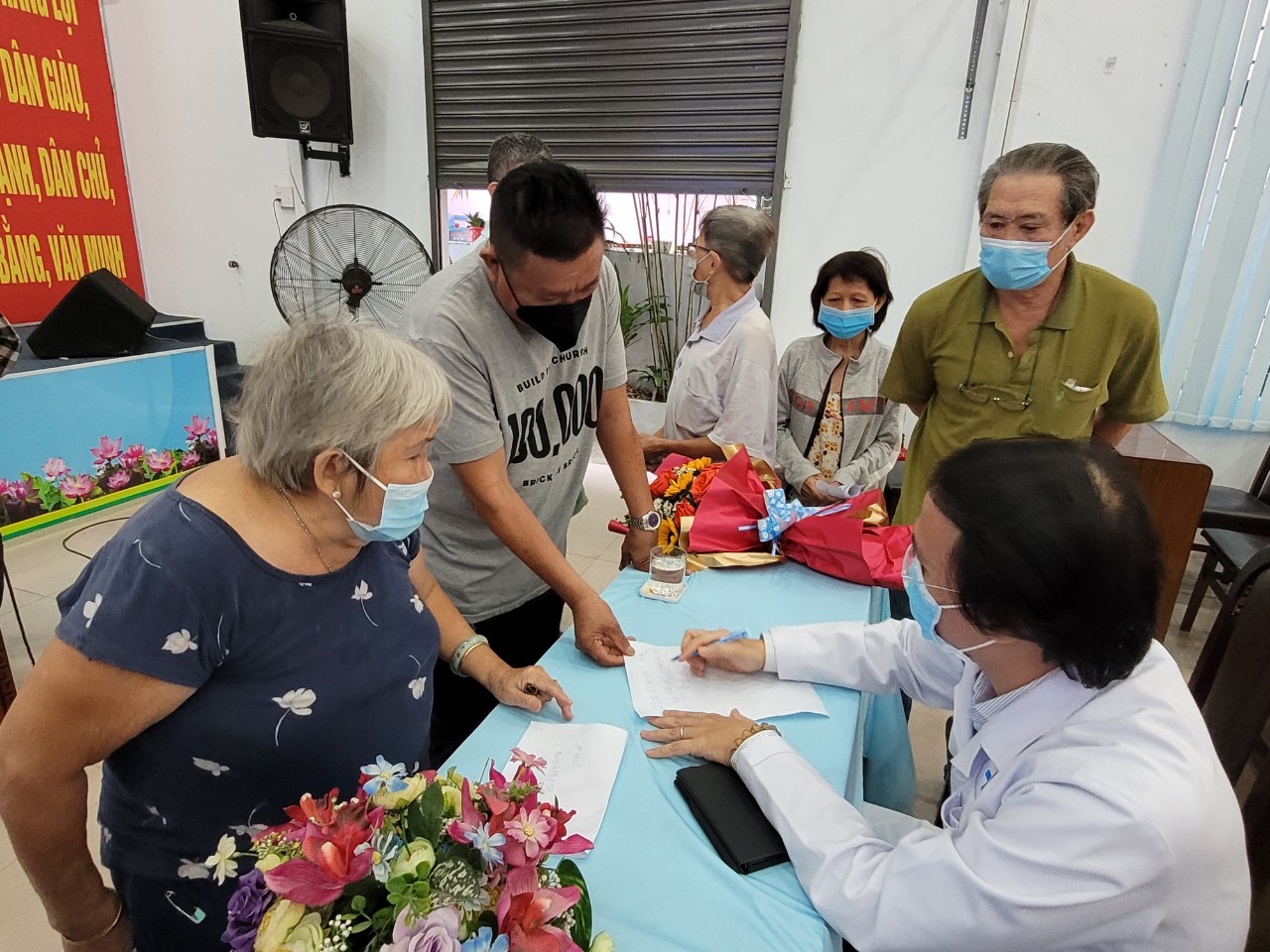 Những bệnh nhân từng nhiễm Covid-19 được các bác sĩ phòng khám đa khoa Trí Việt thăm khám và tư vấn miễn phí