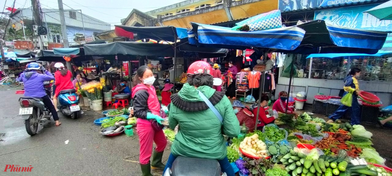 Người dân phường Xuân Phú tranh thủ đi chợ sớm để chuẩn bị thức ăn dài ngày