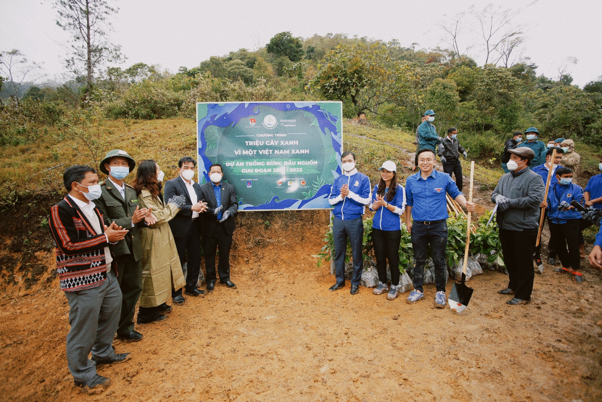  Các đại biểu đặt bảng lưu niệm hoạt động trồng rừng tại Huyện Tây Giang, Tỉnh Quảng Nam.