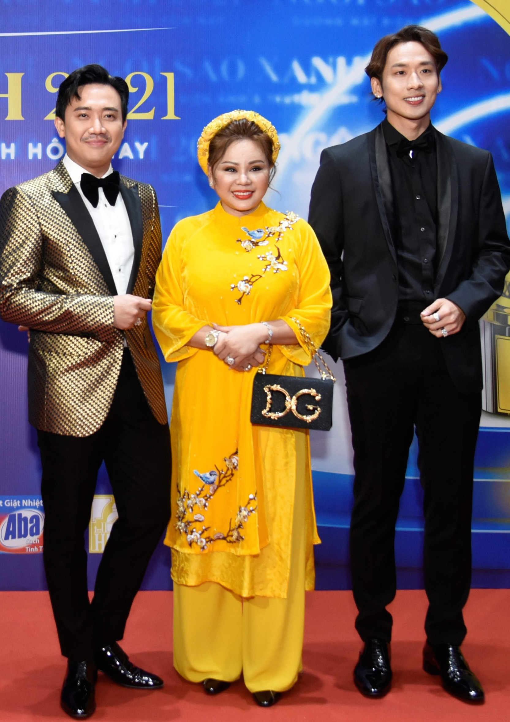 Diễn viên Trấn Thành, Lê Giang và Tuấn Trần tại thảm đỏ giải thưởng Ngôi sao xanh.