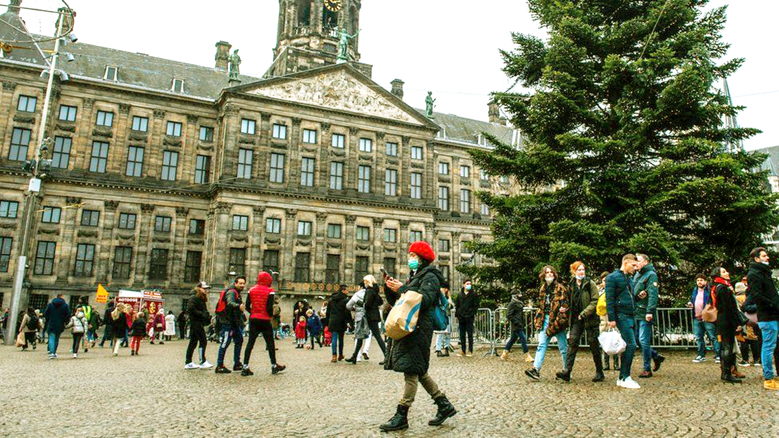 Người dân Hà Lan tranh thủ mua sắm cho lễ Giáng sinh trước khi lệnh phong tỏa nhằm ứng phó Omicron có hiệu lực - ẢNH: GETTY IMAGES
