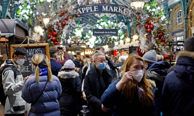 Khung cảnh ở Covent Garden, London, vào ngày thứ bảy mua sắm cuối cùng trước lễ Giáng sinh. Ảnh: Tolga Akmen / AFP / Getty Images