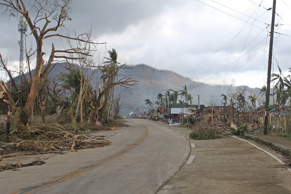 Cây đổ nằm dọc theo một con đường vắng ở tỉnh Surigao del Norte
