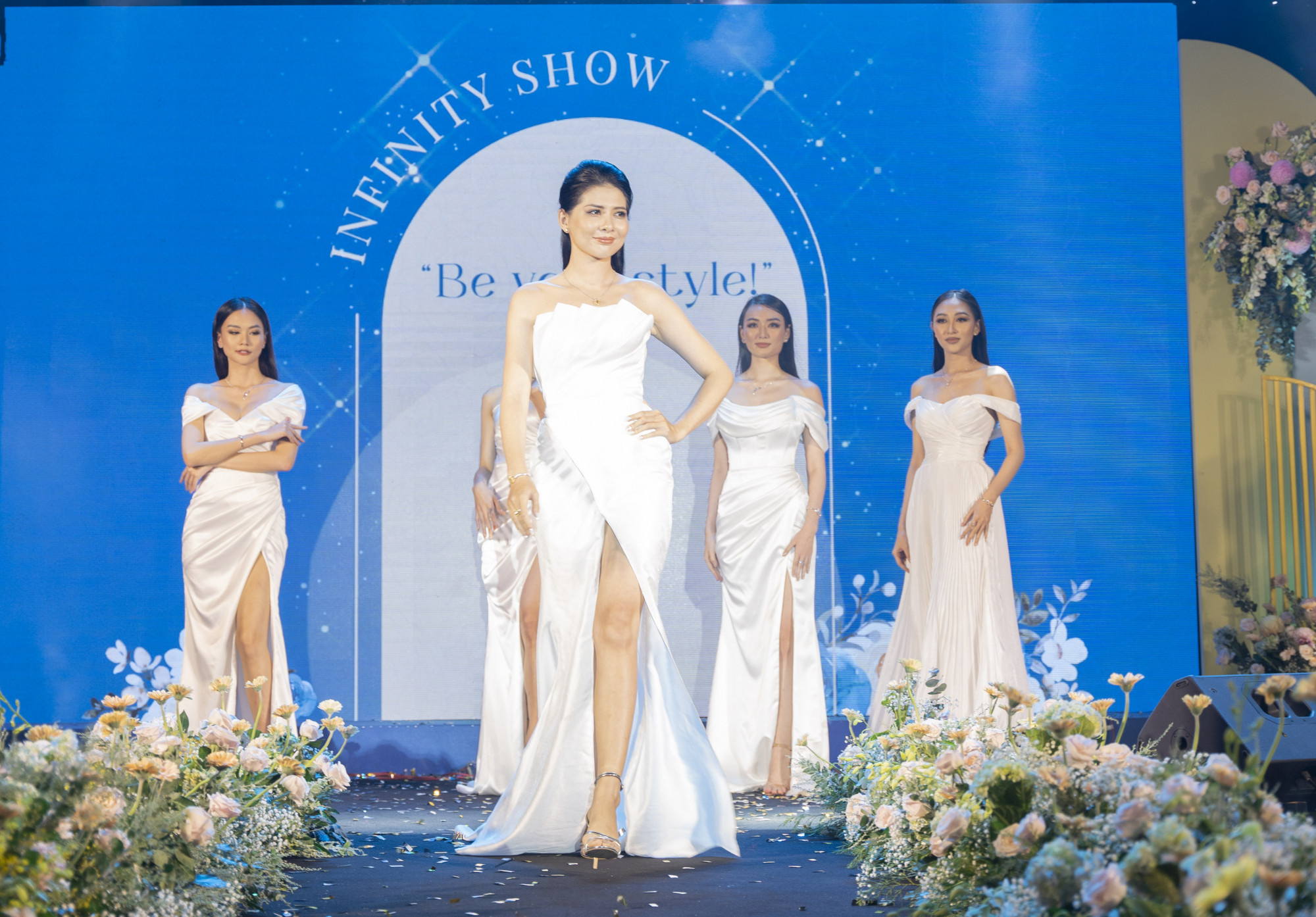 Trong show diễn, các người đẹp trình diễn những chiếc váy dạ hội với 3 tông màu: trắng, xanh, đen làm chủ đạo. 