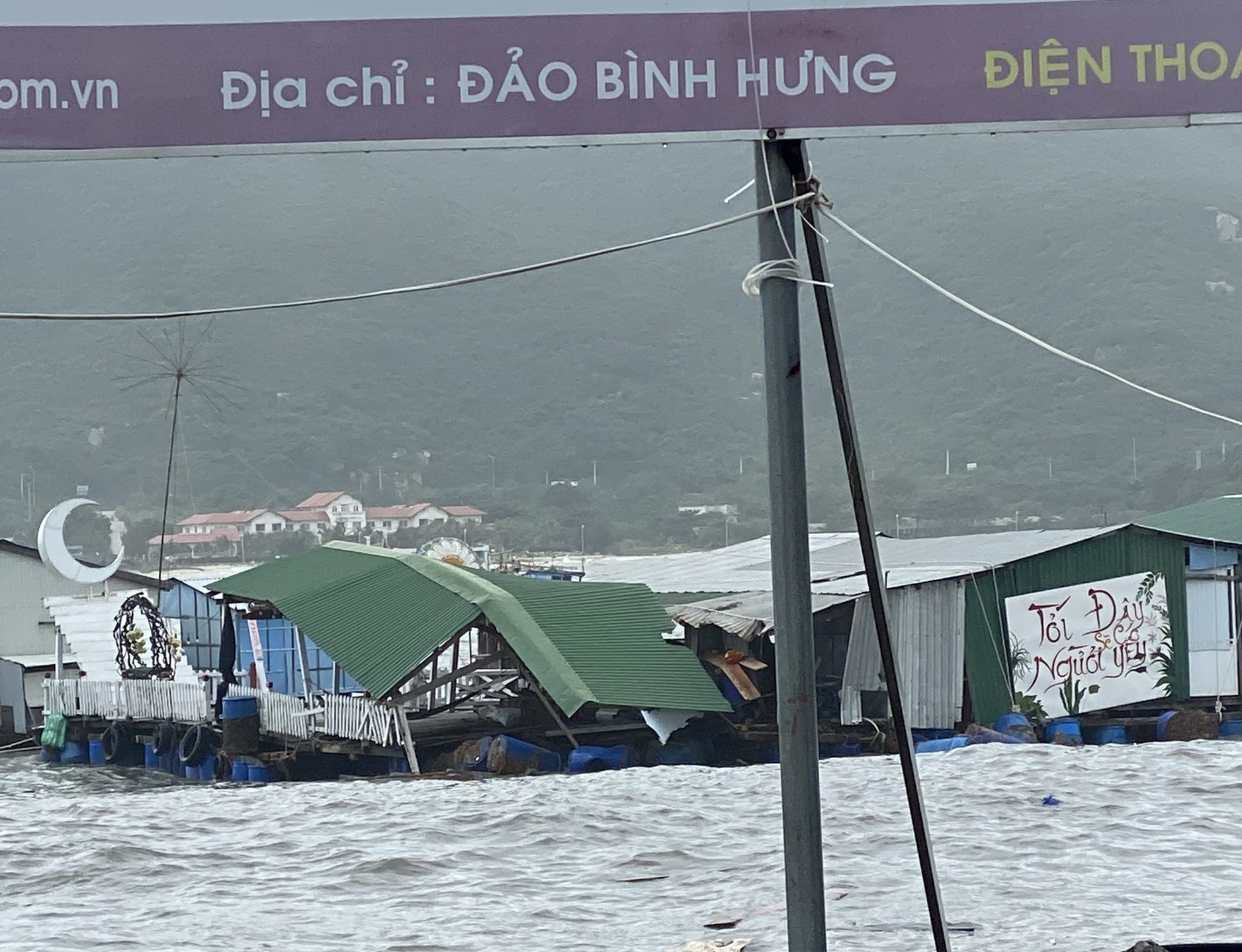 Do ảnh hưởng của bão RAI, bè du lịch và bè nuôi tôm hùm bị sóng đánh vỡ