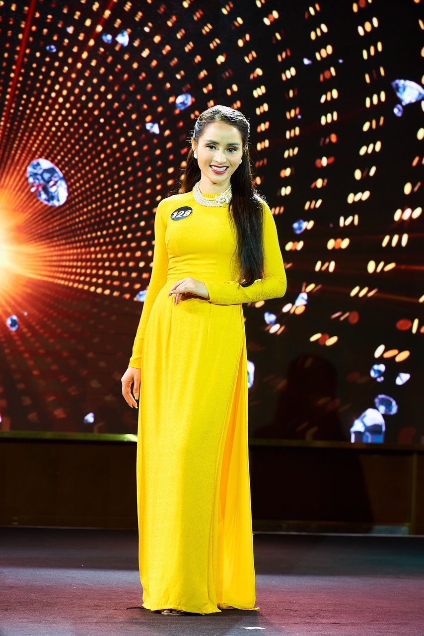 Thí sinh Mai Thanh Nhàn duyên dáng với trang phục áo dài truyền thống.