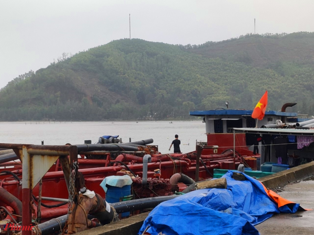 Tại khu vực cửa biển Tư Hiền xã Vinh Hiền huyện Phú Lộc có rất nhiêu tàu cá đã vào trú bão an toàn 