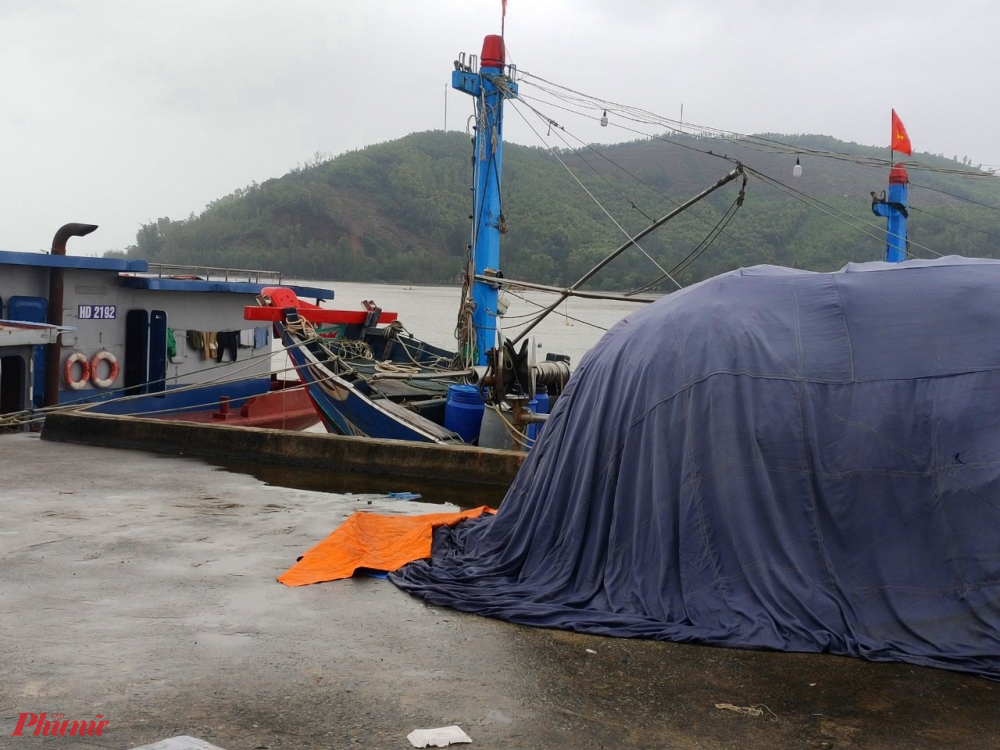 Nhiều ngư dân đã đưa ngư cụ lên bờ để bảo quản an toàn, nhằm tránh khi bão đổ bộ gây ra thiệt hại