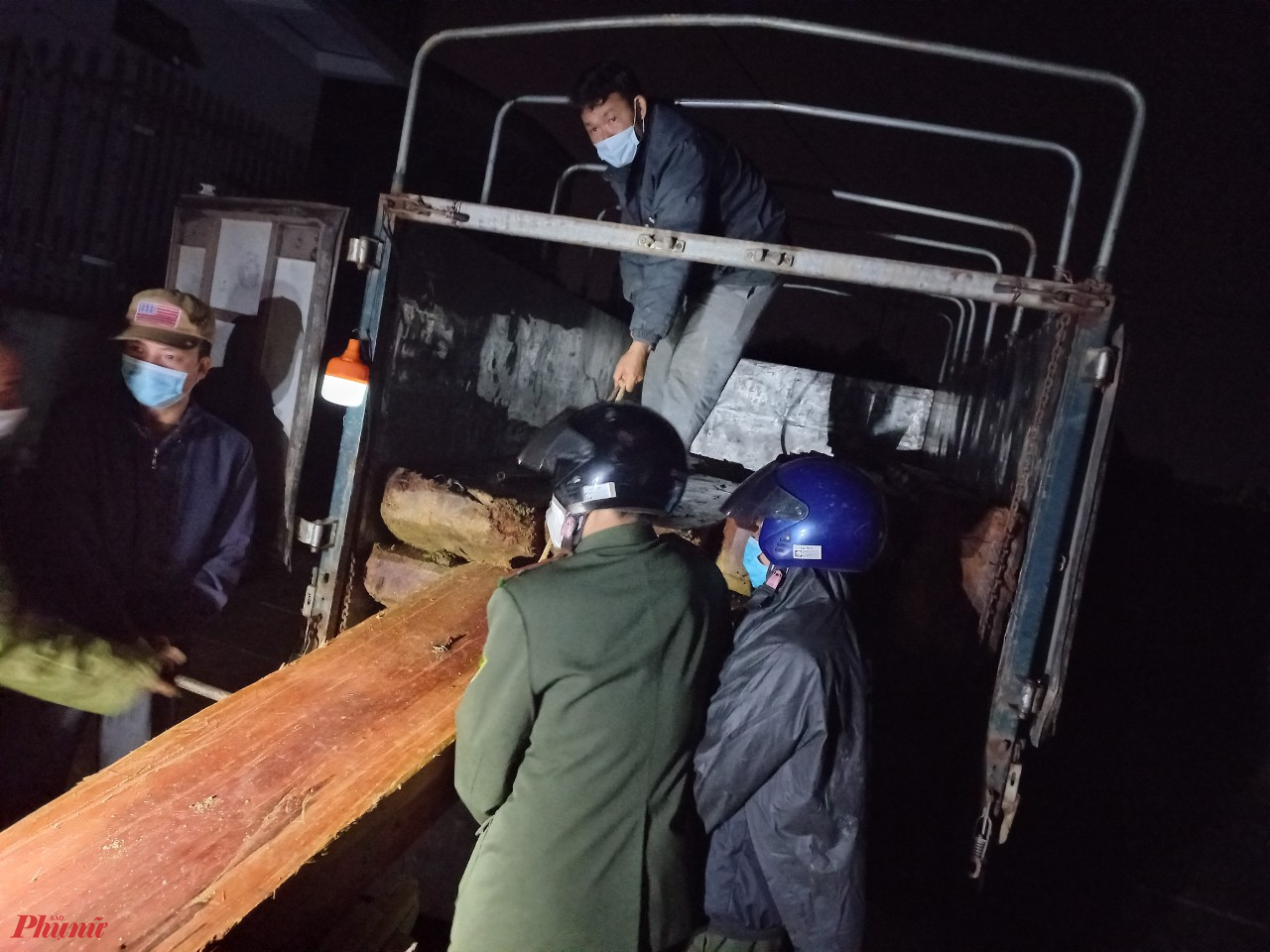 Mật phục bắt xe tải chở gỗ lậu về xã Quảng Thành huyện Quảng Điền