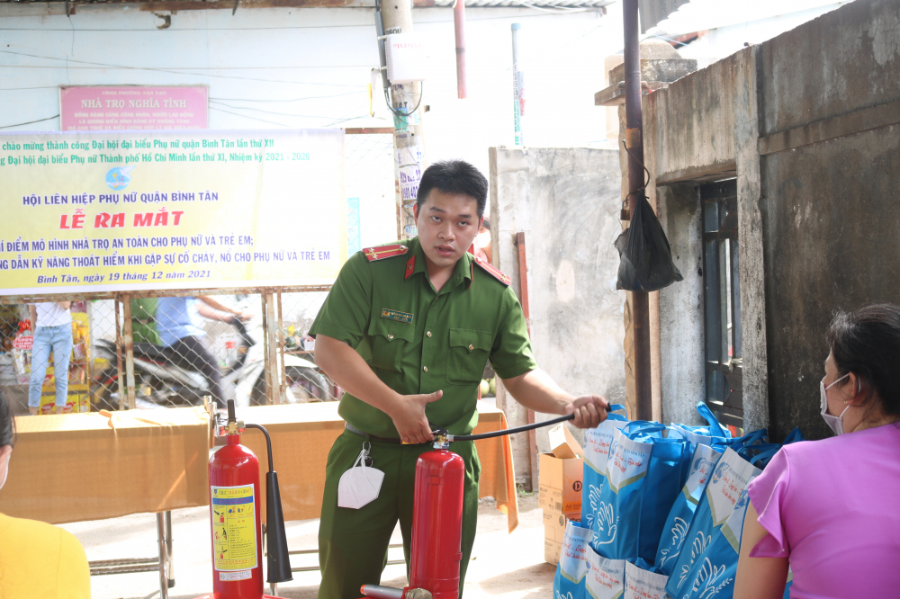 Trung úy Huỳnh Quang Khải - cán bộ Đội Cảnh sát Phòng cháy chữa cháy, cÔNG AN QUẬN bÌNH tÂN - HƯỚNG DẪN CÁC HỘ Ở TRỌ CÁCH SỬ DỤNG BÌNH CHỮA CHÁY CẦM TAY. 