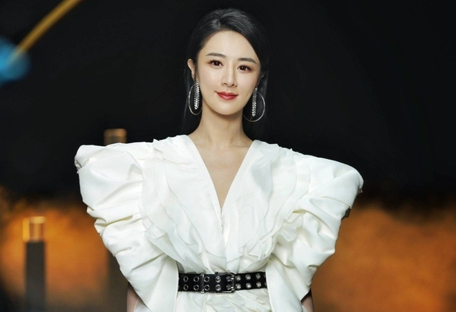 TRước khi trở thành nữ hoàng livestream với tài sản ước tính lên tới 1,4 tỷ USD, lọt vào danh sách 500 người giàu nhất Trung Quốc, Vi Á từng là ca sĩ, diễn viên. Cô từng đoạt giải nhất cuộc thi về âm nhạc của đài An Huy, Trung Quốc và  