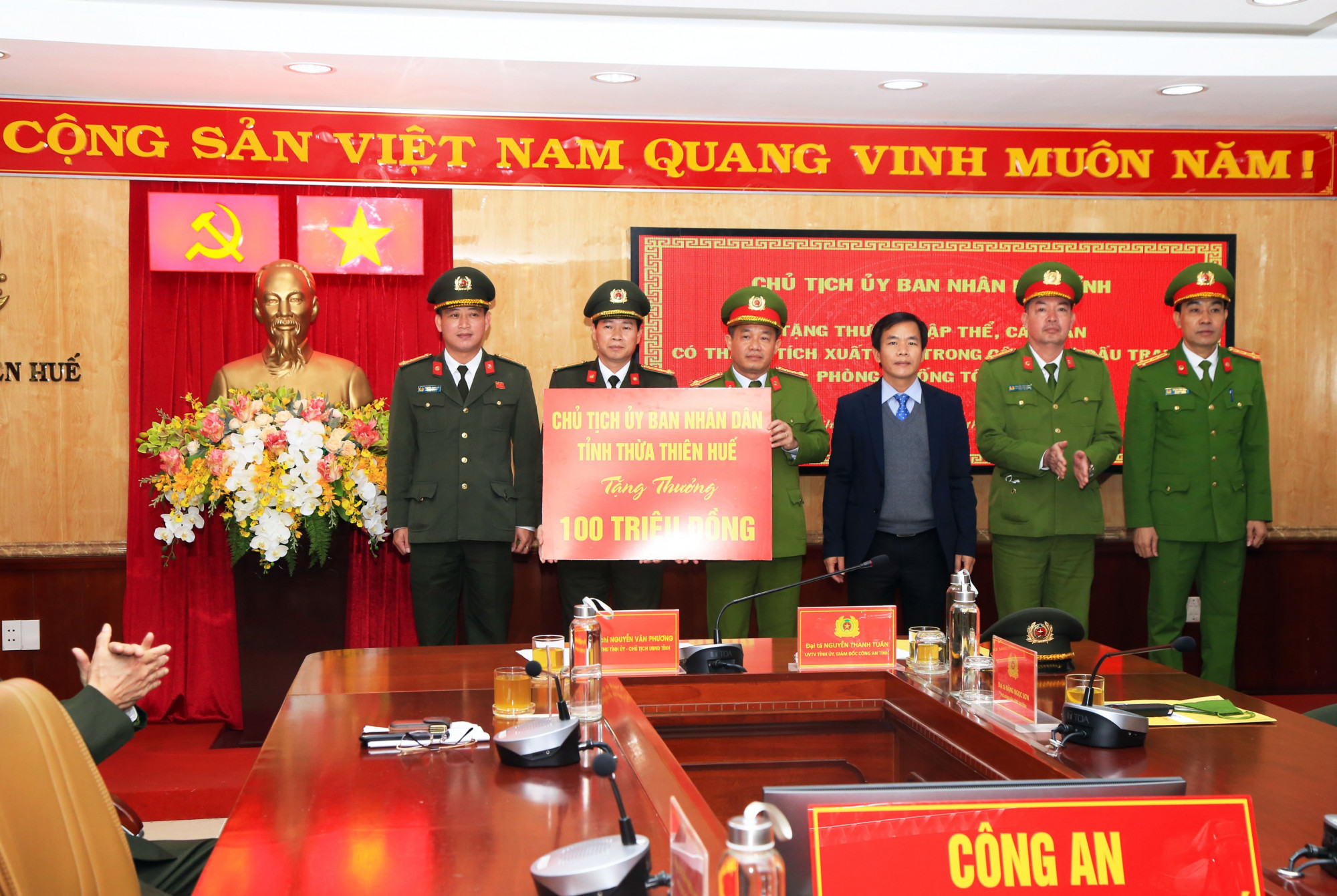 Ông Nguyễn Văn Phương - Chủ tịch UBND tỉnh Thừa Thiên- Huế tặng thưởng ban chuyên án